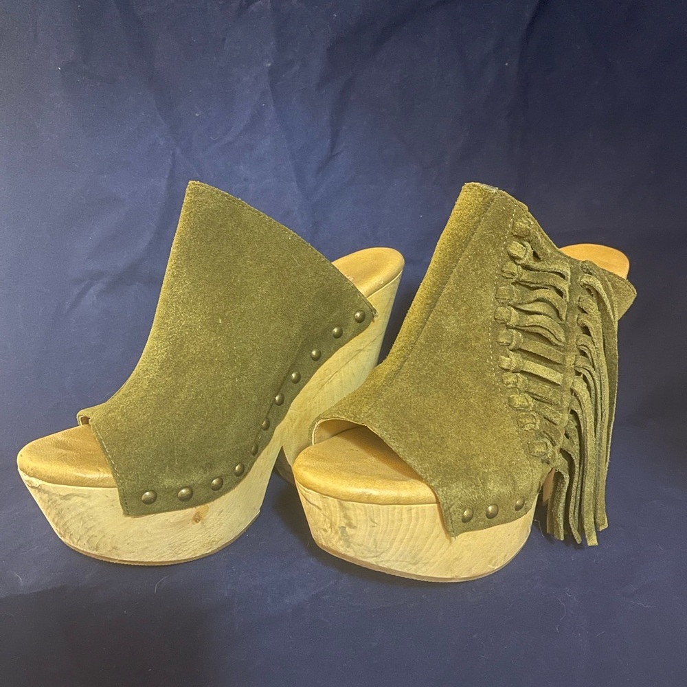 Mojo Moxy Women's Bandalero Mule, Olive suede platform